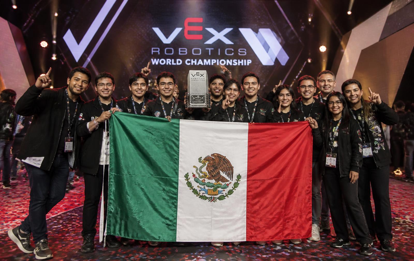 Delegación mexicana celebrando en una final internacional STEM